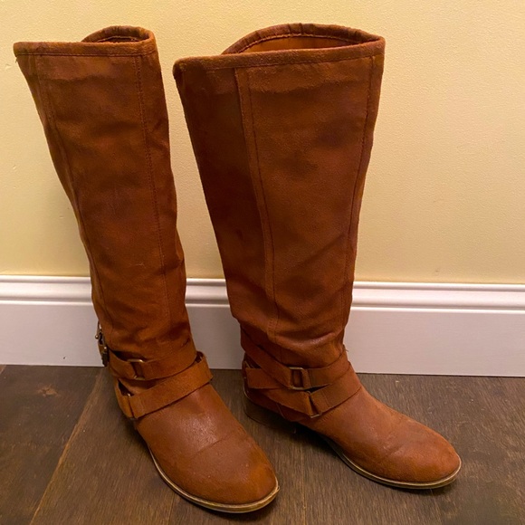 There are fashionable tall boots with zippers in the back - Picture 2 of 3